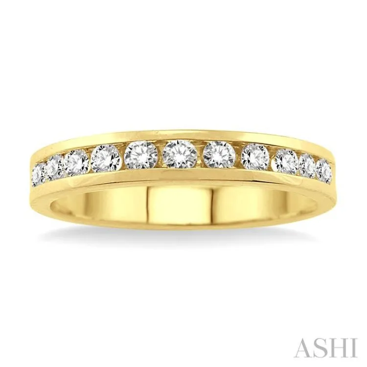 1/4 Ctw Round Cut Diamond Wedding Band in 14K Yellow Gold