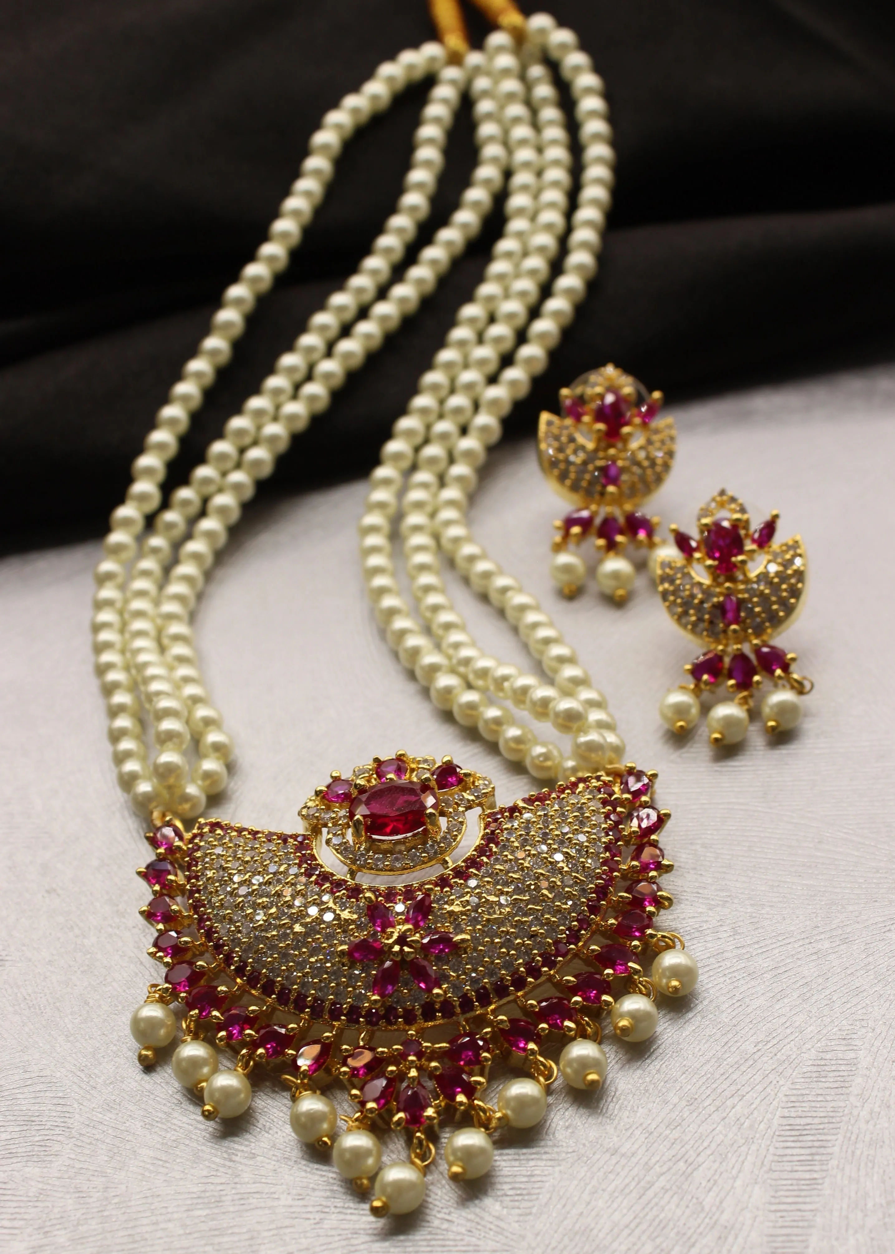 ELEGANT MOTI NECKLACE