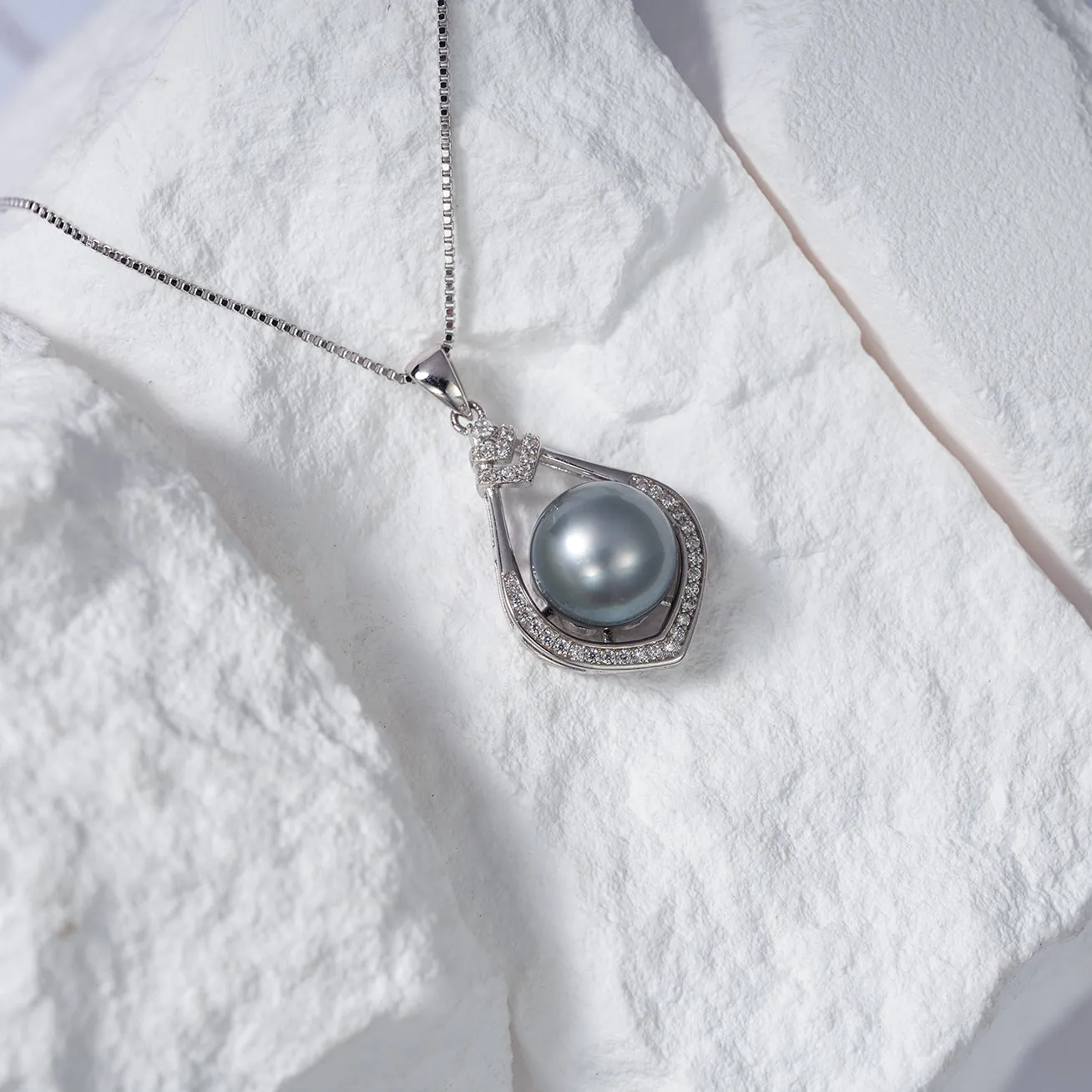 Elegant Tahitian Pearl Necklace WN00617