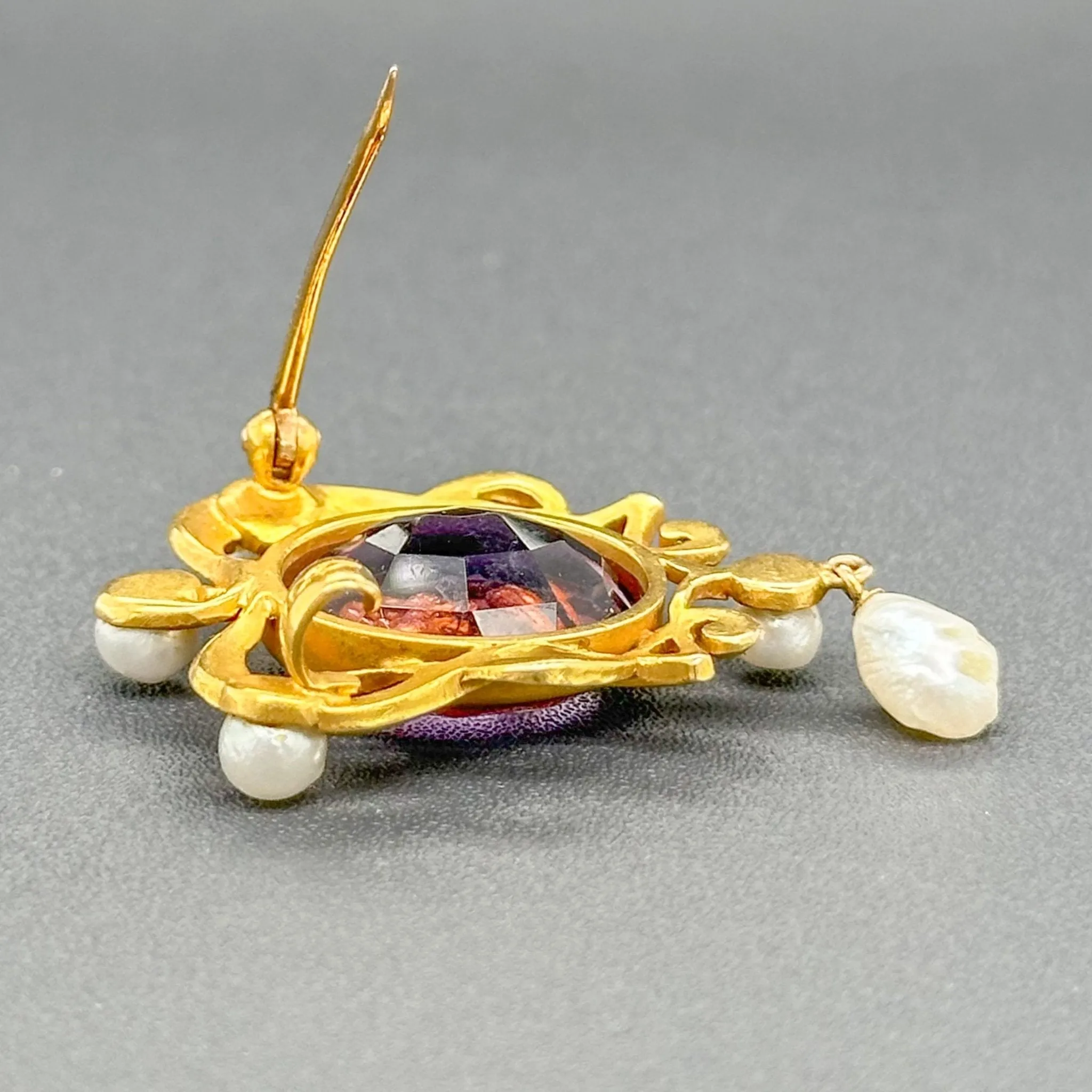 Estate 18K Y Gold 6.88ct Amethyst, Freshwater Pearls, & Diamond Pin